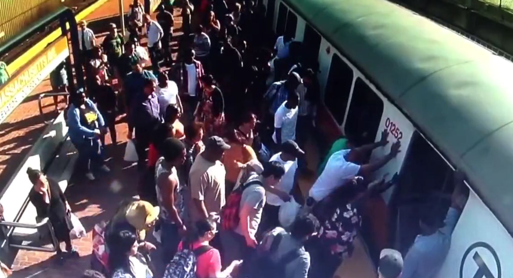 Pasażerowie podnoszą pociąg, żeby uratować kobietę w Bostonie
