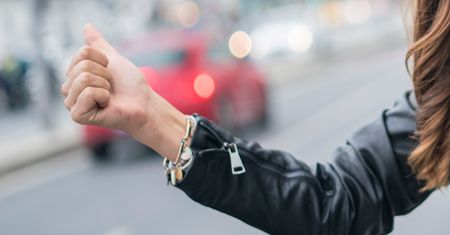 Nałęczów: Zaproponował dziewczynie podwózkę "na stopa". Później nie chciał jej wypuścić