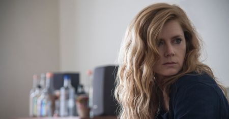 Plejada gwiazd w poruszającym serialu HBO. "Ostre przedmioty" już na DVD