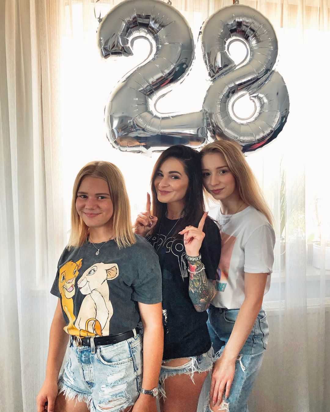Ewelina Lisowska z siostrami – zdjęcia z 28 urodzin