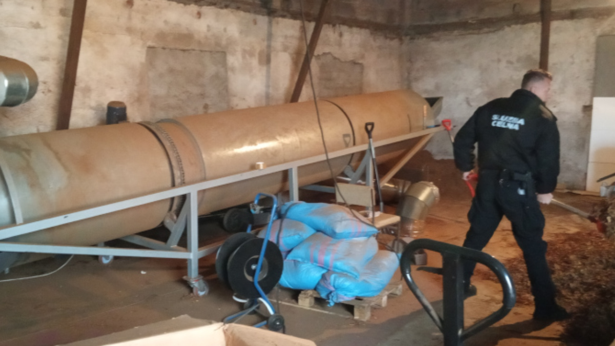 Funkcjonariusze CBŚP przesłuchali już 6 osób za nielegalne wytwarzanie papierosów