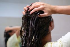 Domowa kwarantanna. Czy znasz domowe sposoby na przetłuszczające się włosy?