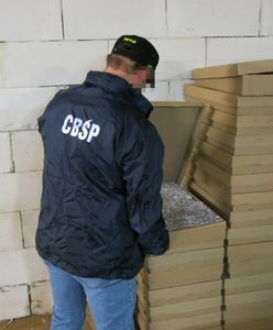 Nielegalne papierosy pakowali w kartony na pizzę. 14 osób zatrzymanych