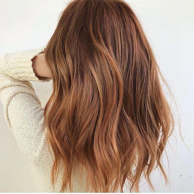 Kasztanowy blond to świetny wybór dla pań z jasną karnacją 