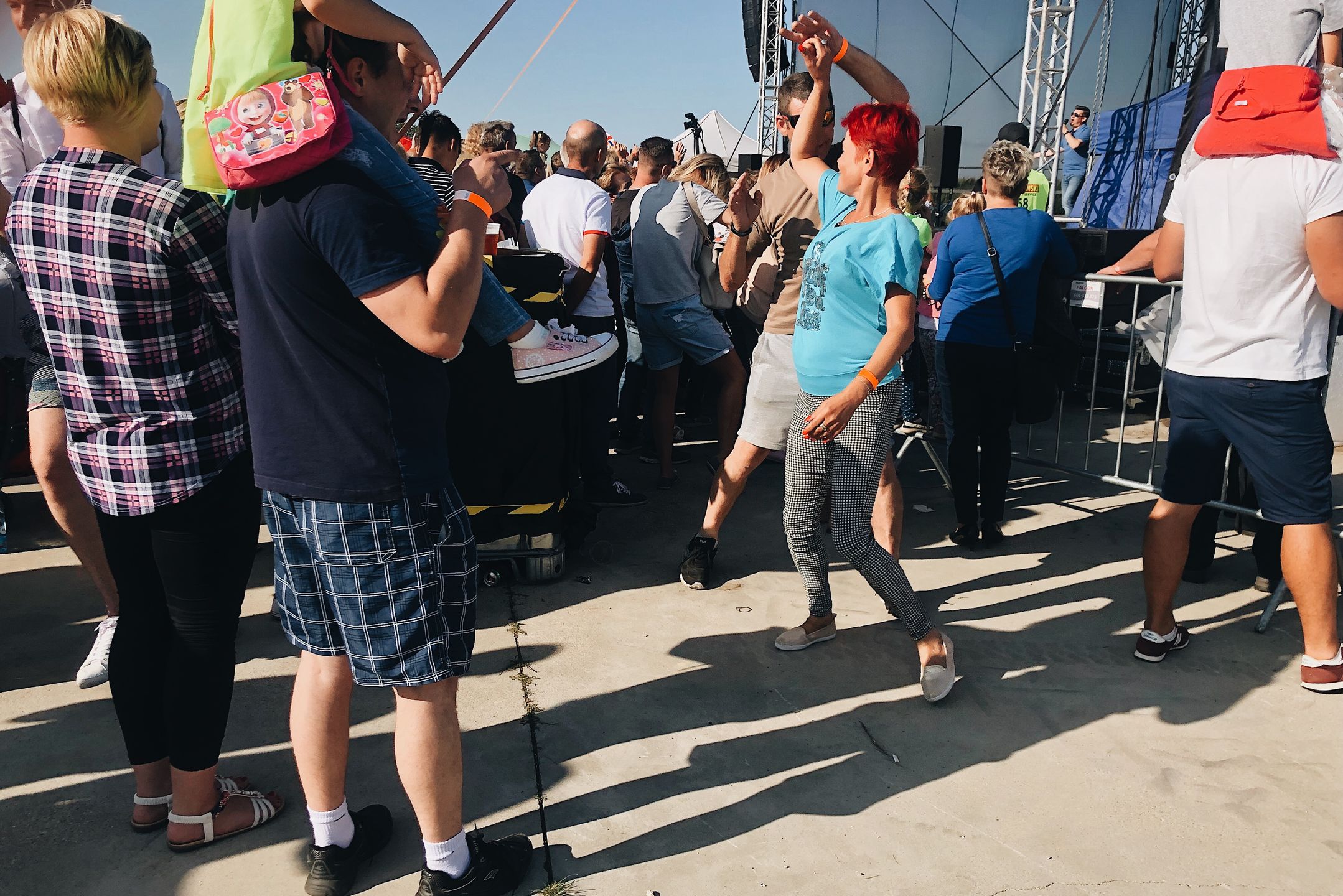 Roztańczony tłum na festynie w Borkach-Kosach