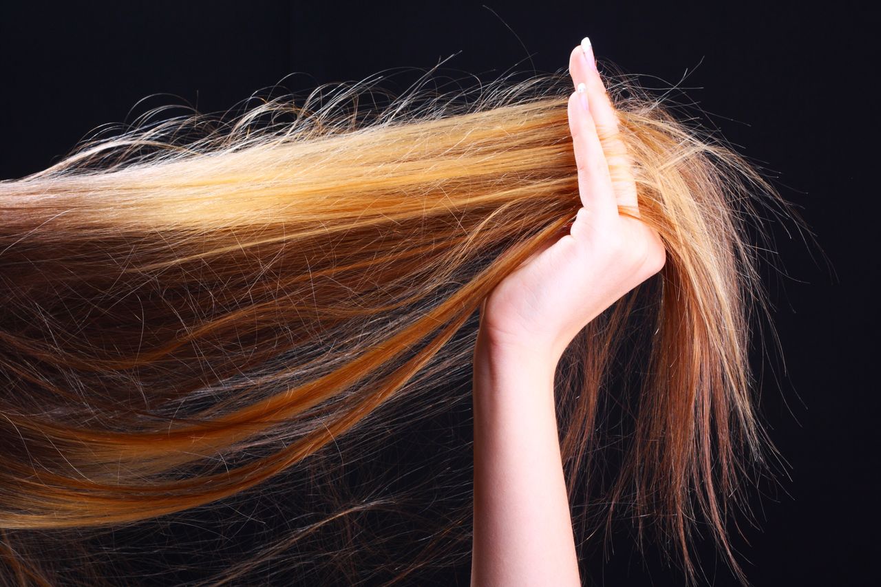 Suche, łamliwe, bez blasku – jak odbudować zniszczone włosy?
