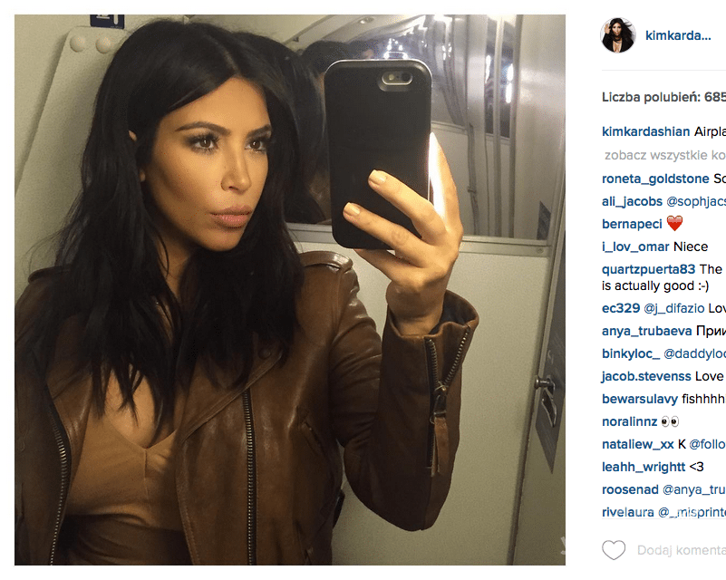 Selfie Kim Kardashian w toalecie samolotu