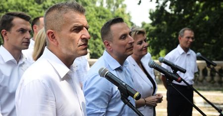 Makowski: "Nie wystarczy zakasać rękawy i rozklejać plakaty po wsiach. Zjednoczona Opozycja umiera na naszych oczach" [OPINIA]