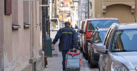 Napad na listonosza pod Warszawą. Sprawcy ukradli pieniądze na renty i emerytury