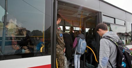 Kontroler usiadł na kobiecie i nazwał "czarnuchem". Bo nie miała skasowanego biletu