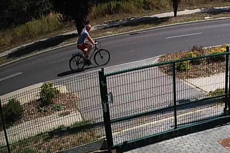 Rozebrał się przed nastolatkami w Bydgoszczy. Policja publikuje wizerunek sprawcy