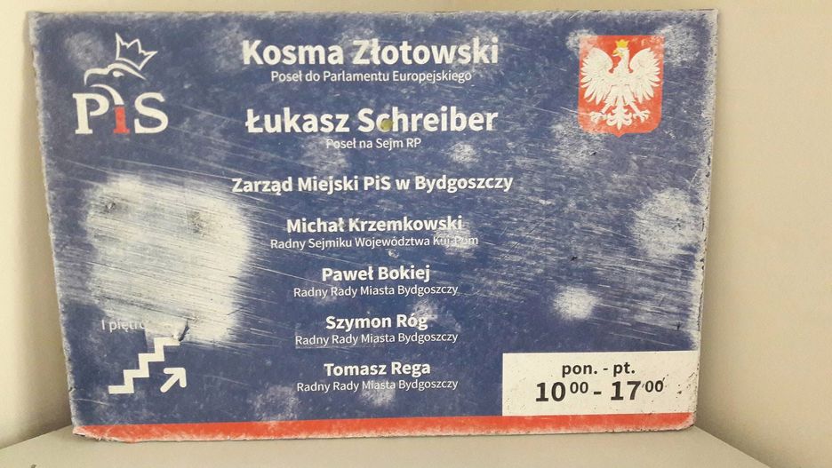 Zniszczona tablica informacyjna posłów Schreibera i Złotowskiego