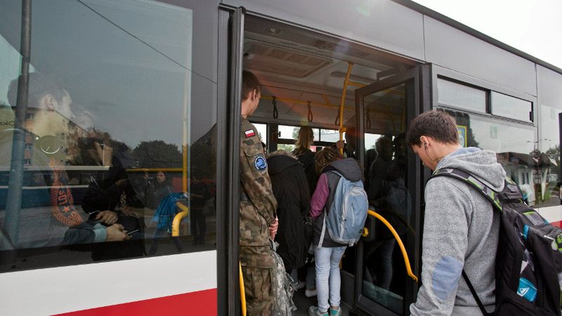 Skandal w autobusie - kontrolerzy zaatakowali czarnoskórą pasażerkę