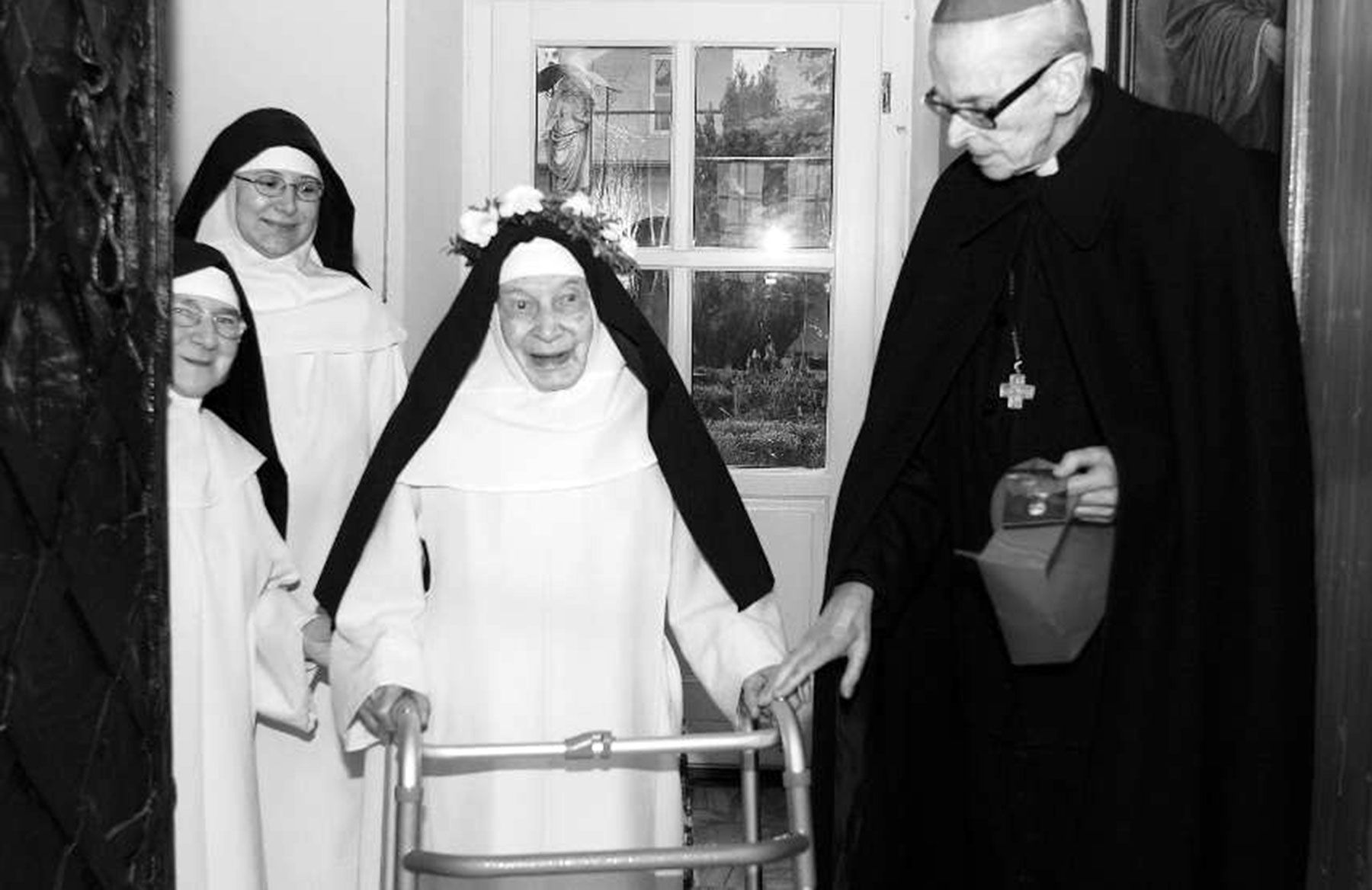 Siostra Cecylia podczas spotkania z kard. Franciszkiem Macharskim