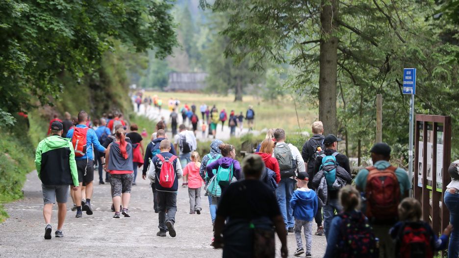 Długi weekend oznacza długie kolejki i tłok na górskich szlakach nie tylko w Polsce