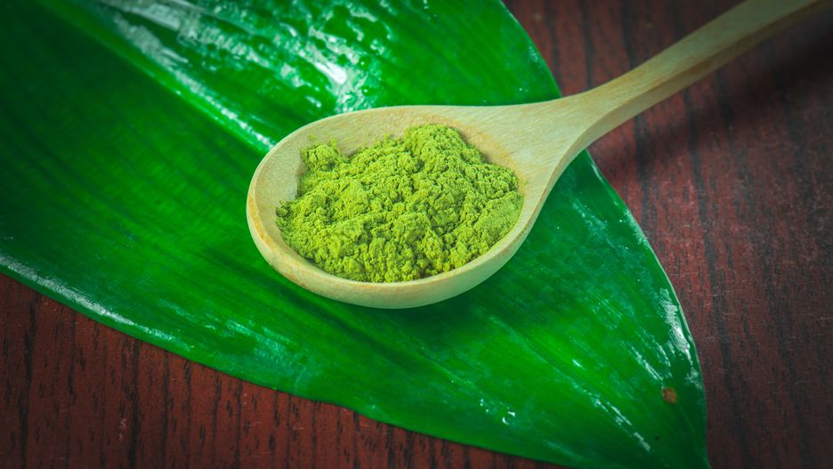 Matcha to jeden z trzech składników naturalnego serum do twarzy, które działa na twarz jak lek.