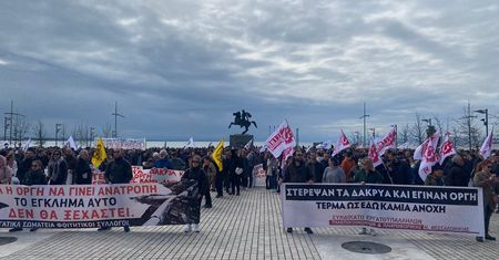 Grecja: „Tory są we krwi” – członkowie związku przyłączają się do protestujących w Salonikach, by domagać się sprawiedliwości dla ofiar katastrofy kolejowej