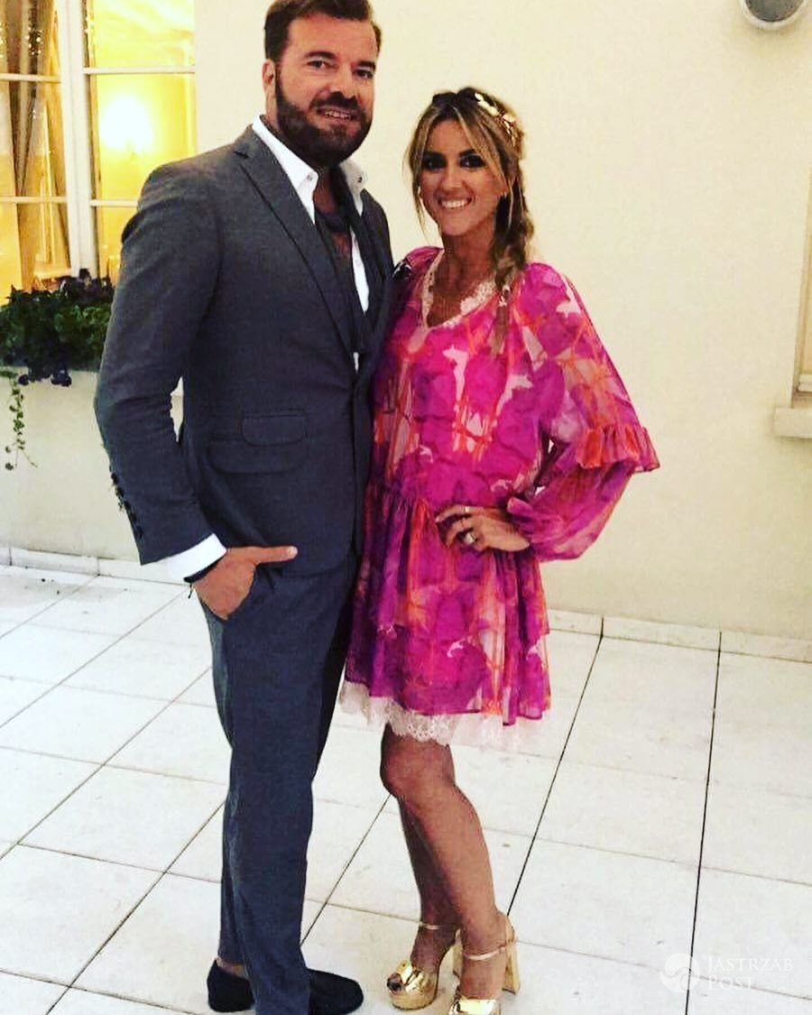Karolina Szostak jak różowa landrynka na weselu przyjaciół