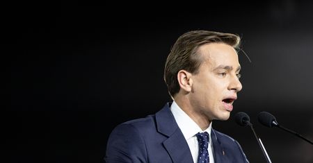 Wrzawa na Twitterze po wpisie Krzysztofa Bosaka. Nie spodobała mu się tęczowa ławka