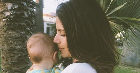 Weronika Rosati uczy niemowlę mówić po angielsku. "To ma ułatwić jej życie"
