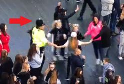 Brytyjczycy wzruszeni zachowaniem policjanta podczas koncertu na rzecz ofiar zamachu