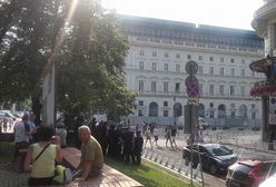 Przygotowania do obchodów miesięcznicy katastrofy smoleńskiej. Na miejscu jest nasza reporterka