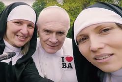 "Odwiedź nasze miasto tak, jak Jan Paweł II". Kontrowersyjna reklama miejskiego przewodnika