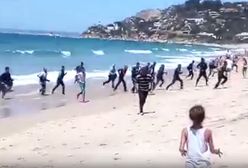 Imigranci przypłynęli pontonem i rozbiegli się po plaży. Turyści byli zszokowani