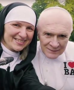 "Odwiedź nasze miasto tak, jak Jan Paweł II". Kontrowersyjna reklama miejskiego przewodnika