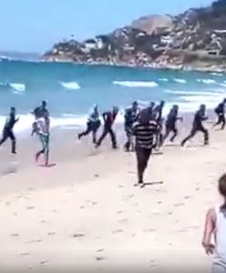 Imigranci przypłynęli pontonem i rozbiegli się po plaży. Turyści byli zszokowani