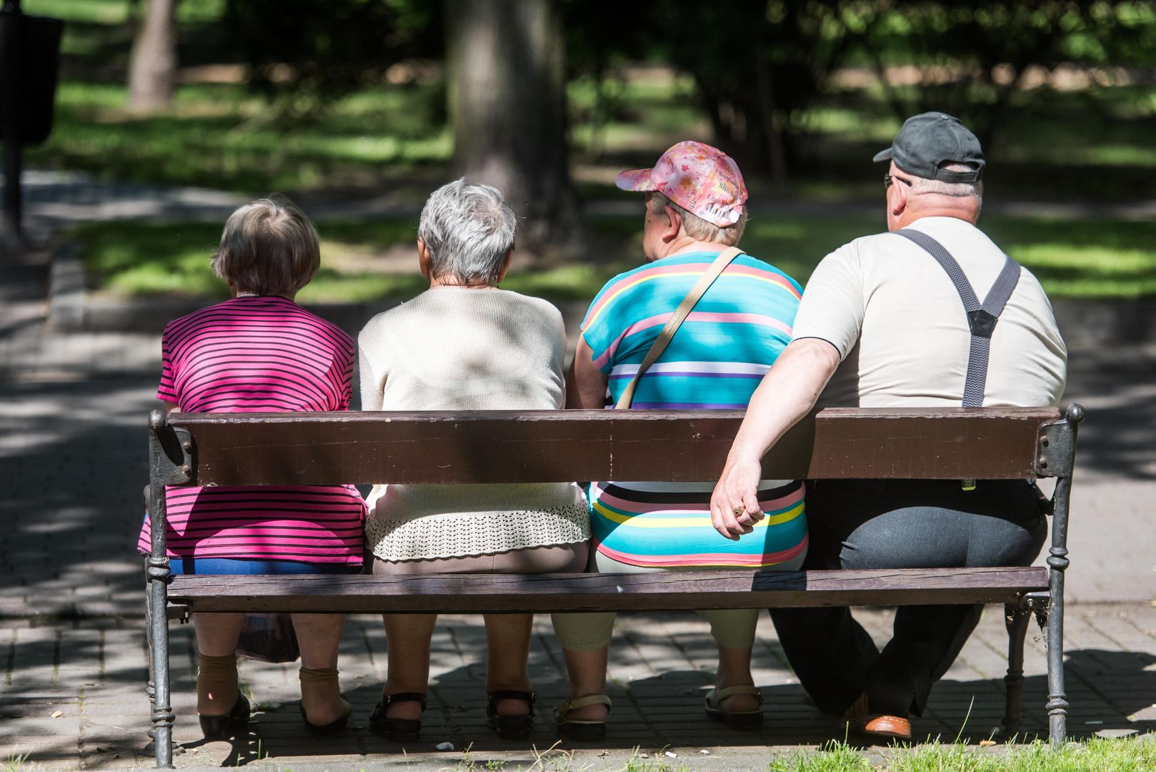 Dużo starszych osób i niewiele dzieci to coraz częstszy widok w parkach