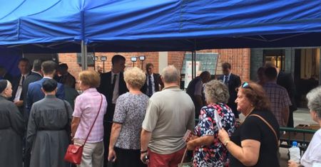 Obchody miesięcznicy smoleńskiej. Ludzie stali w gigantycznej kolejce przed wejściem do kościoła
