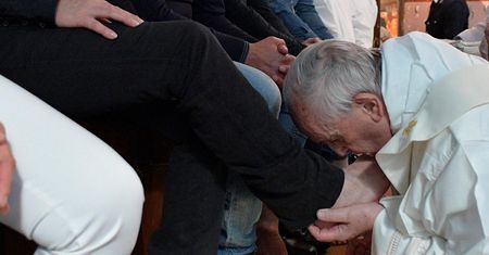 Większość z nich działała w grupach przestępczości zorganizowanej. Papież Franciszek umył nogi 12 więźniom
