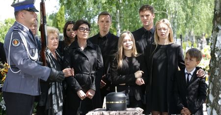 "M jak miłość" odc. 1313-1314: pogrzeb Tomka. Bohaterowie pożegnają zamordowanego policjanta