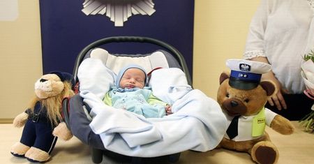 Dzięki policjantom bezpiecznie przyszedł na świat. 2-tygodniowy Oliwier odwiedził komendę