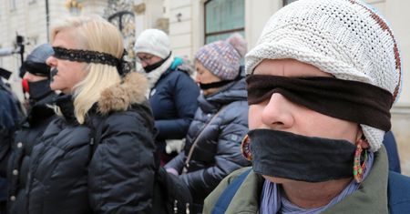 Mieli zaklejone usta i opaski na oczach. Protesty w kilkunastu miastach w Polsce