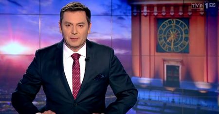 "Spektakl na peronie 3". Tak wiadomości przedstawiły przywitanie Tuska