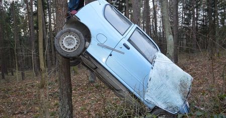 86-latka zawisła autem na drzewie. Sprawę bada policja