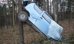 86-latka zawisła autem na drzewie. Sprawę bada policja