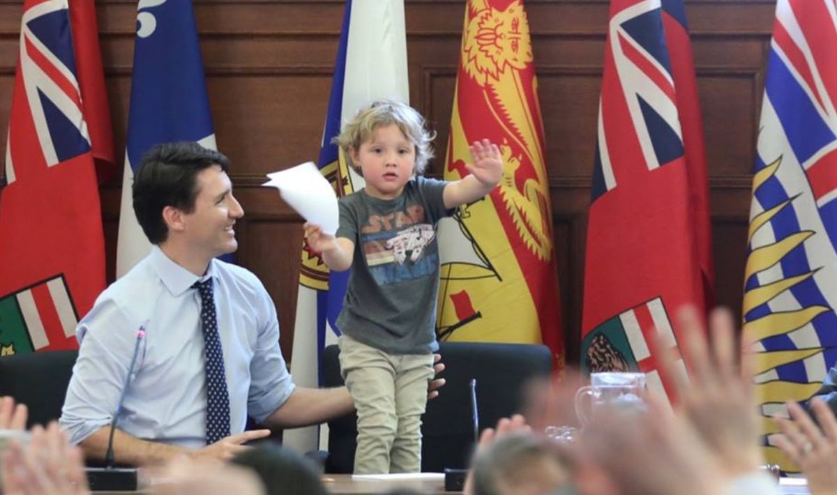 Premier wziął do pracy 3-letniego synka. Te zdjęcia chwyciły za serce tysiące internautów