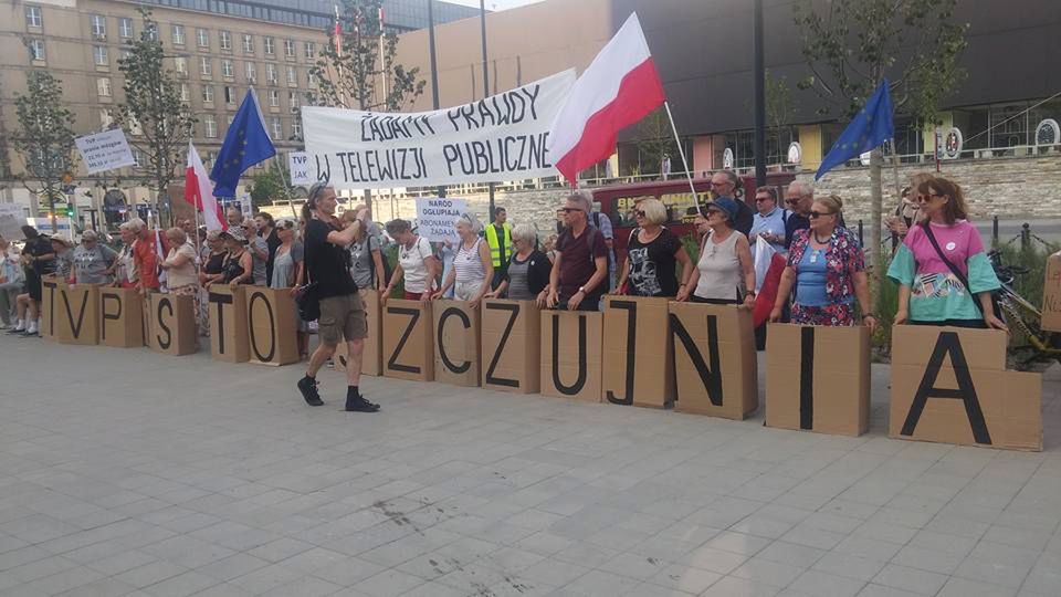 "Nalot na TVPiS" Wściekli widzowie protestowali przed siedzibą TVP Info