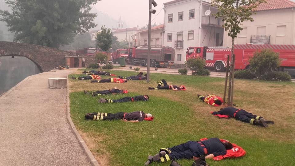 To zdjęcie wstrząsnęło internautami. Pokazuje dramatyczną walkę strażaków