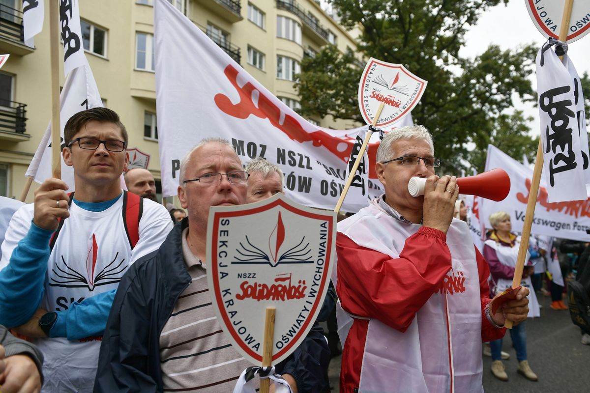 Nauczyciele protestują w Warszawie. Pokazali czerwoną kartkę minister Zalewskiej
