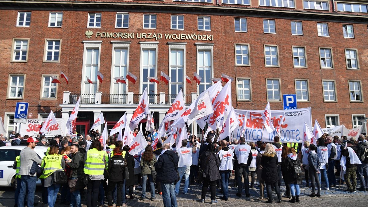 Pikieta przed Pomorskim Urzędem Wojewódzkim