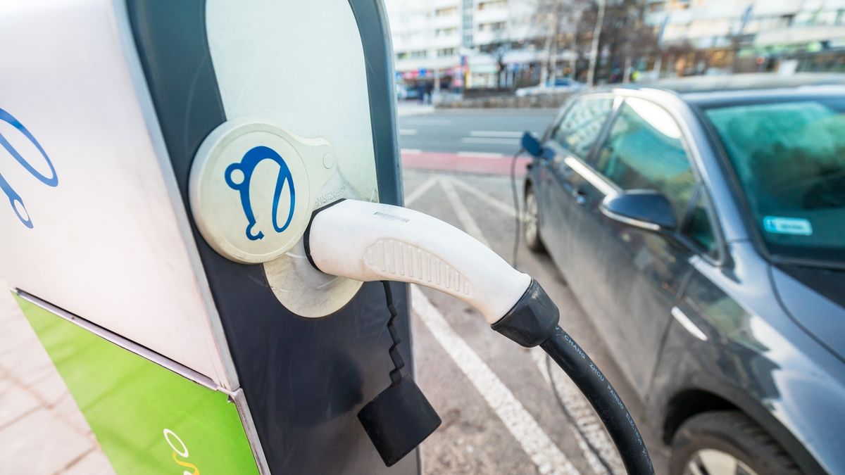 Auta na prąd są wydaje, ale też drogie. Nawet dwa razy droższe od pojazdów na zwykłe paliwa 