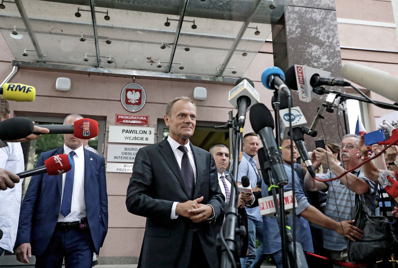 Tusk po przesłuchaniu. Dziękuje za wsparcie i mówi o prezesie PiS: "ma obsesję na punkcie konspiracji"