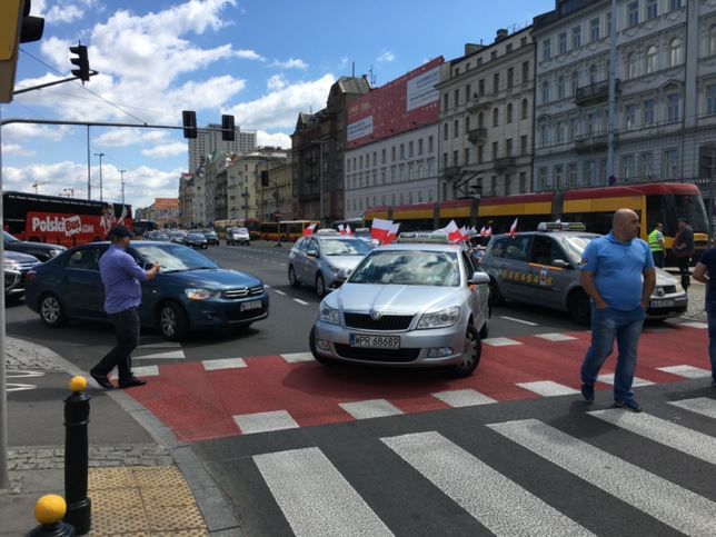 Pracownicy radia zostali zaatakowani gazem przez taksówkarza. Teraz proszą o pomoc