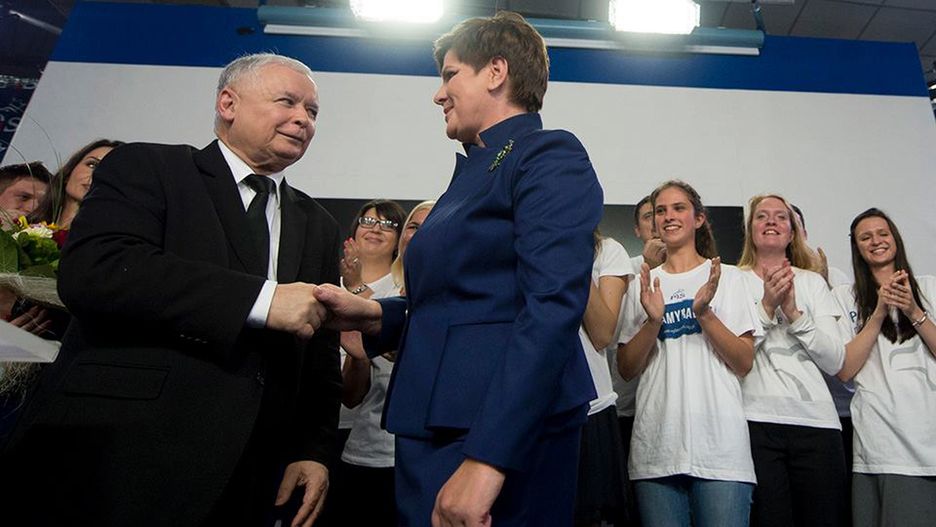 Beata Szydło i Jarosław Kaczyński na wieczorze wyborczym Prawo i Sprawiedliwości w 2015 roku.