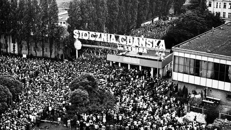 "Solidarność" przyciągała ludzi o bardzo różnych poglądach, pochodzących z różnych warstw społecznych. Na zdjęciu strajk w Gdańsku w sierpniu 1980 