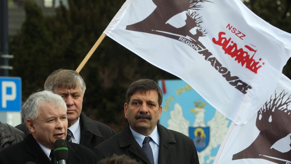 Prezes PiS Jarosław Kaczyński pozbawił Janusza Śniadka i Krzysztofa Jurgiela władzy nad strukturami PiS na Pomorzu i Podlasiu.